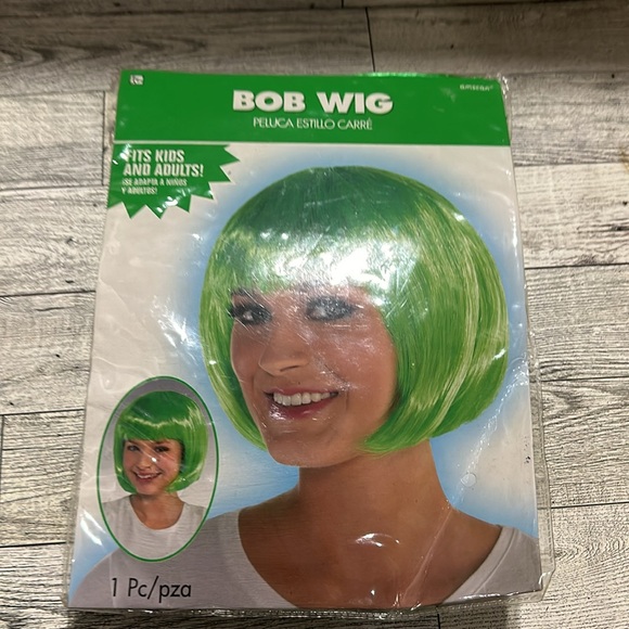 Green bob wig for costume or Halloween costume new in package - Picture 2 of 3